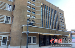 冬日的阳光洒在建筑暖黄色、带有清晰竖条纹的