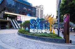 它首先是一个巨大的、沉浸式的“故事舞台”