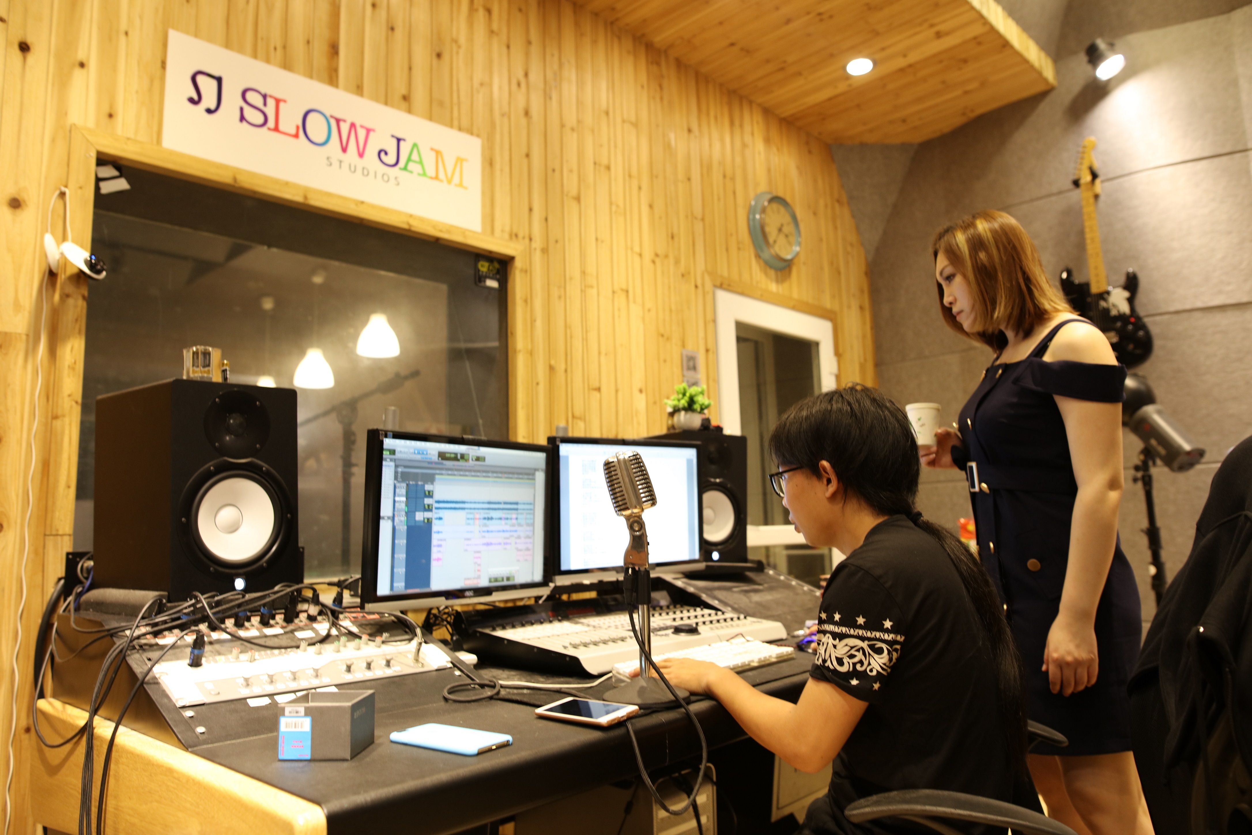 马歇尔MINOR IV耳机则以其独特的低音表现而受到音乐爱好者的喜爱