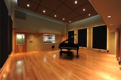 他回忆道：“我几乎是住在那家录音室里