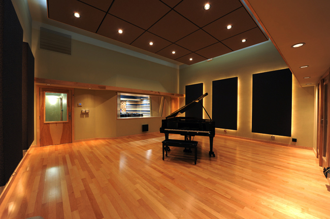 他回忆道：“我几乎是住在那家录音室里