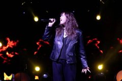 又以现代诙谐的方式表达