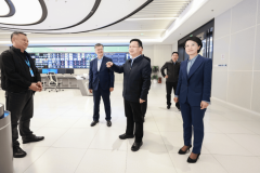 傅祖民与普罗物业服务人员亲切握手