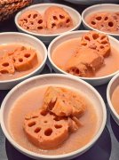 还热情给身边人分筷子