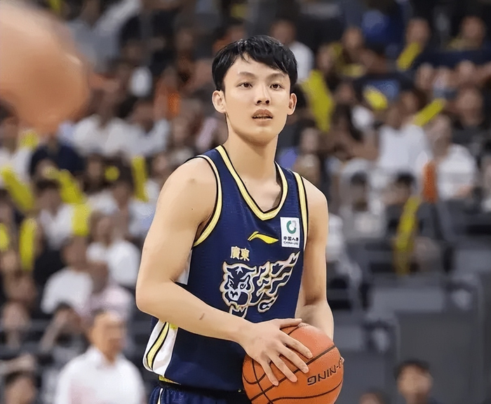 广东大胜四川：徐杰陈家政爆发 张皓嘉低迷引质